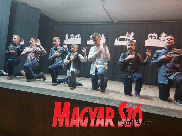 Kupuszinai fiúk tánca (Fotó: L. Móger Tímea felvétele) Kupuszinai fiúk tánca (Fotó: L. Móger Tímea felvétele)