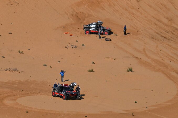 Kitört kerék, sérült navigátor – együtt vesztegel a két Audi (Fotó: dakar.com)