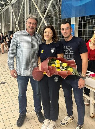 Ćuk Daniela ifj. Mészáros Istvánnal és fiával, Viktorral (Fotó: facebook.com/pvkbecej) Ćuk Daniela ifj. Mészáros Istvánnal és fiával, Viktorral (Fotó: facebook.com/pvkbecej)