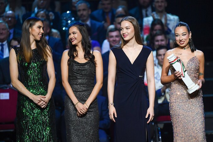 Battai Sugár, Katona Renáta, Pusztai Liza, Szűcs Luca a női kardcsapat tagjai az év egyéni sportágak csapatversenye díjasai (MTI) Battai Sugár, Katona Renáta, Pusztai Liza, Szűcs Luca a női kardcsapat tagjai az év egyéni sportágak csapatversenye díjasai (MTI)
