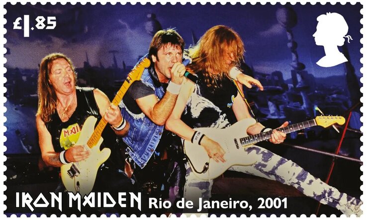 Az Iron Maiden-bélyegek egyike, amelyen Dave Murray, Bruce Dickinson és Janick Gers látható egy 2001-es Rio de Janeiro-i koncerten készült fotón (Fotó: Royal Mail/PA)