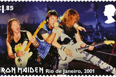 Az Iron Maiden-bélyegek egyike, amelyen Dave Murray, Bruce Dickinson és Janick Gers látható egy 2001-es Rio de Janeiro-i koncerten készült fotón (Fotó: Royal Mail/PA)