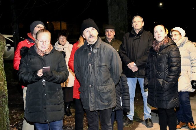 A csodára várva: Gabi, Árpi és Zsuzsi a kidíszített ablak előtt (Varga Zoltán felvétele)