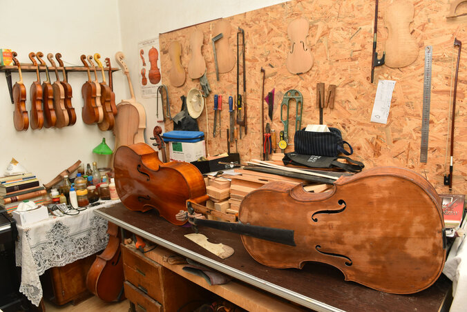 Készülnek a Kurina hegedűk (Molnár Edvárd felvétele)