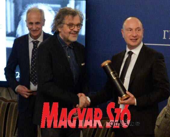 A díjat Milan Đurić, Újvidék polgármestere adta át (Fotó: Dávid Csilla)
