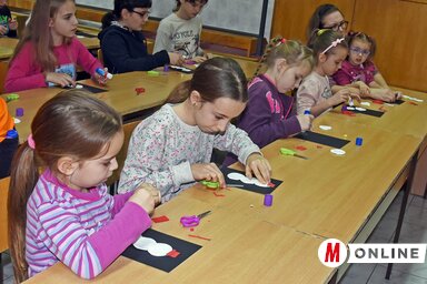 Ragasztó és olló segítségével készült a hóember