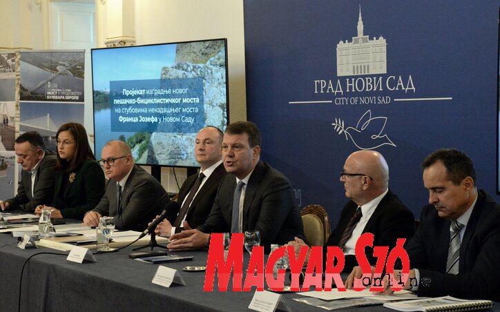 A három épülő híd 369,5 millió euróba kerül (Dávid Csilla felvétele) A három épülő híd 369,5 millió euróba kerül (Dávid Csilla felvétele)