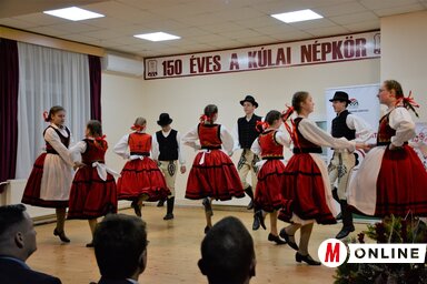 A Napraforgó tánccsoport fellépése a Magyar Szó és a Magvető élőújságának rendezvényén 2022. március 26-án (Paraczky László felvétele)