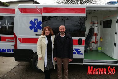 Dr. Illés Csilla és Szatmári Adrián az új járművel (Tóth Péter felvétele)