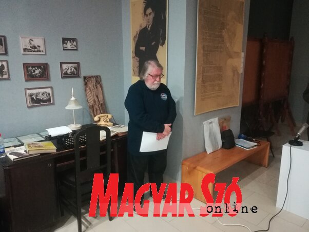 Đorđe Dragojlović a múzeumban, az ifjú Székely Tibor képe előtt (Fotó: Lukács Melinda) Đorđe Dragojlović a múzeumban, az ifjú Székely Tibor képe előtt (Fotó: Lukács Melinda)