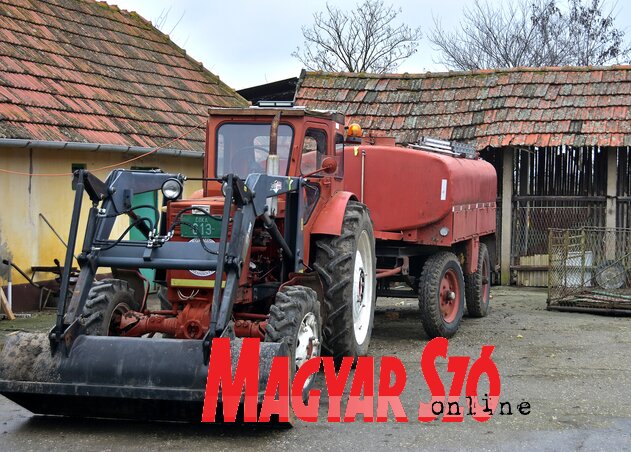 Lajtos kocsi traktorral az udvaron (Fotó: Gergely József)