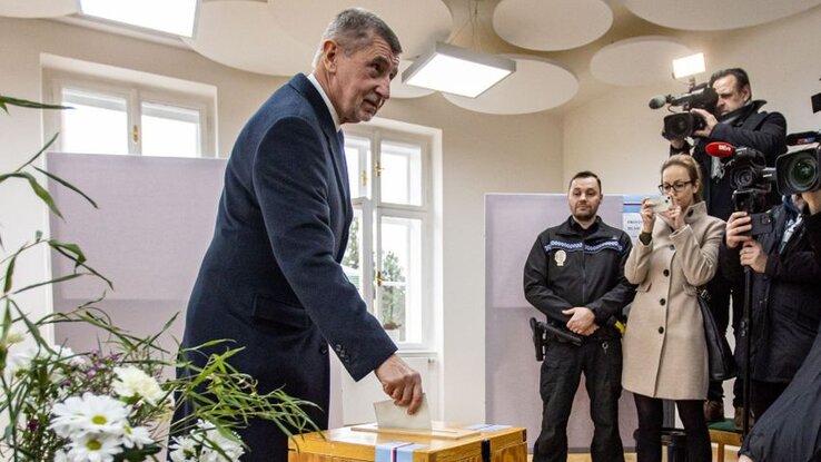 Andrej Babiš cseh államfőjelölt, volt miniszterelnök voksol egy pruhonicei szavazóhelyiségben (MTI/EPA/Martin Divisek) Andrej Babiš cseh államfőjelölt, volt miniszterelnök voksol egy pruhonicei szavazóhelyiségben (MTI/EPA/Martin Divisek)