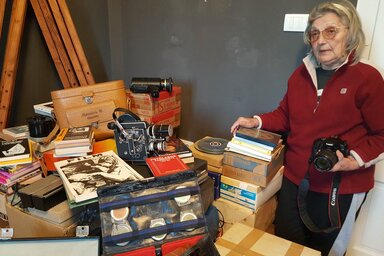 Egri Irén a múzeumnak ajándékozott gyűjteménnyel, köztük a Bolex kamerával (Vastag Tibor felvétele)