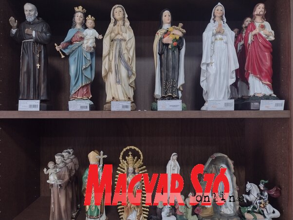 Szűz Mária, Jézus, Szent Antal és XVI. Benedek pápa szobrocskája is megvásárolható (Fotó: Balázs Andrea)