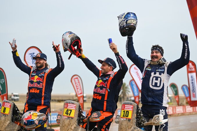 A motoros dobogósok (Fotó: dakar.com) A motoros dobogósok (Fotó: dakar.com)