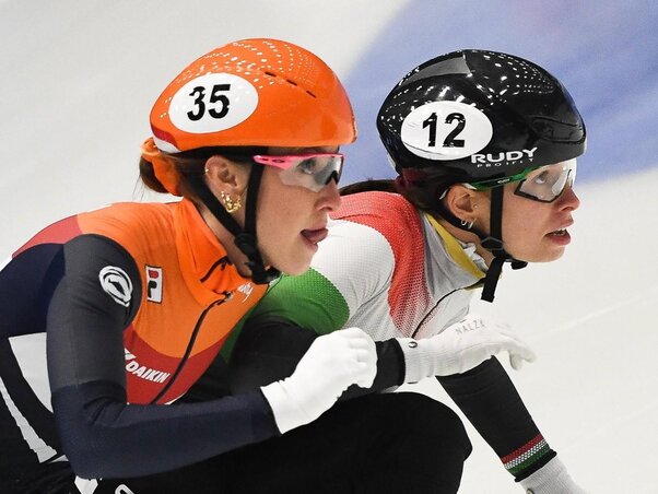 Jászapáti Petra és az 1000 méter ezüstérmese, Suzanne Schulting (Fotó: MTI)
