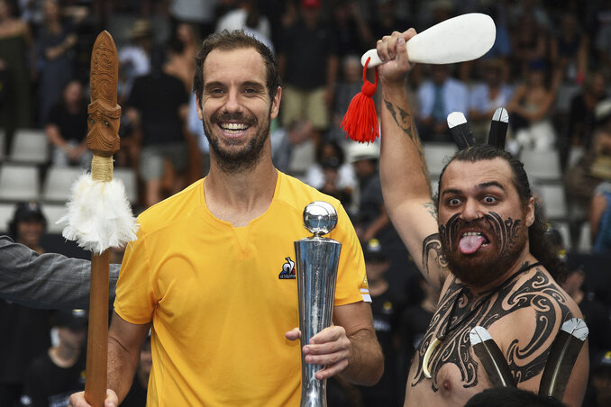 Gasquet-nak egy maori hakatánc is járt a serleg mellé Aucklandben (Fotó: Beta/AP)