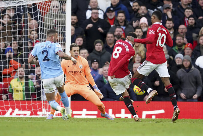 Fernandes egyenlítő góljánál a keresztbe futó Rashford szerepét kellett tisztázni a VAR-ral (Fotó: Beta/AP) Fernandes egyenlítő góljánál a keresztbe futó Rashford szerepét kellett tisztázni a VAR-ral (Fotó: Beta/AP)
