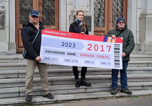 Beograd, 16.01.2023. - Radnici na internetu (frilenseri) odrzali su danas protesnu akciju ispred Ministarstva finansija Srbije, kojom su najavili veliki protest 21. januara, kada ce zatrazit