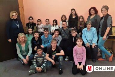 A tábor utolsó napjának délutáni óráiban jelen levő negyedikesek és felsősök a szervezőkkel (Kazinczy Paszterkó Diana felvétele)