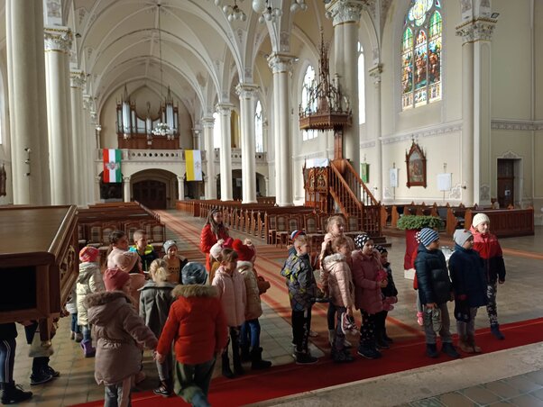 A gyerekek ellátogattak a Sarlós Boldogasszony-templomba is (Fotó: Topolyai plébánia)