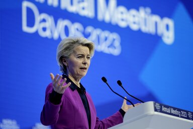 Ursula von der Leyen EB-elnök beszédét mondja Davosban (Fotó: Beta/AP/Markus Schreiber)