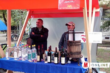 A Šasla Borászegyesület képviselői minden alkalmat megragadnak arra, hogy termékeiket népszerűsítsék (Vidács Hajnalka felvétele)