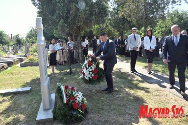 A MNT vezetői megkoszorúzzák az adai hadisírokat (Fotó: Gergely Árpád)