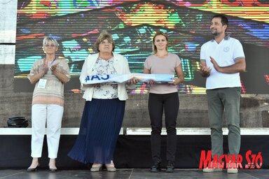 Ada polgármestere átadta az olimpiai zászlót a 2027-es munkásolimpia házigazdáinak, Zombor tisztségviselőinek (Fotó: Gergely Árpád)