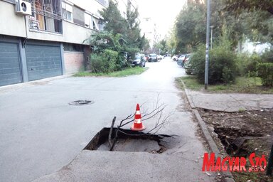 A limán városrészben tavaly ősszel több helyen beszakadt az aszfalt az épületek mögötti parkolókon. Napokig, helyenként hetekig tátongtak a lyukak, veszélyeztetve a közlekedést és a környéke