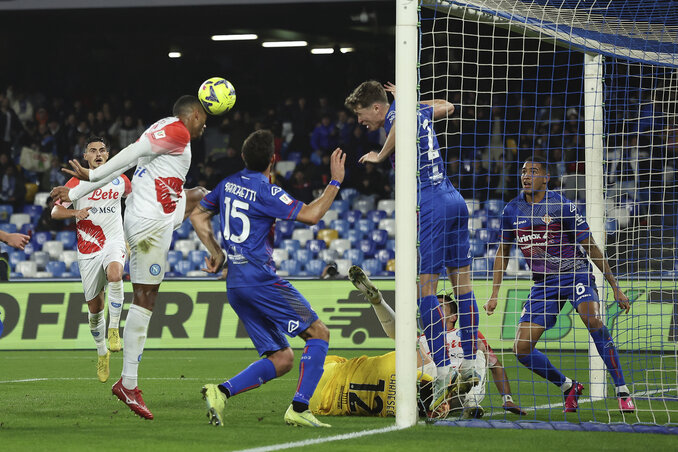 Juan Jesus fejesgóljánál még úgy tűnt, a Napoli kézbe veszi az irányítást (Fotó: beta/AP)