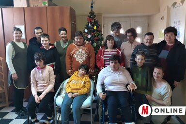 Cipó Rózsa és Huber Varmuzsa Anikó a Bethesda-napközi csoportjával (Fotó: Kazinczy Paszterkó Diana)