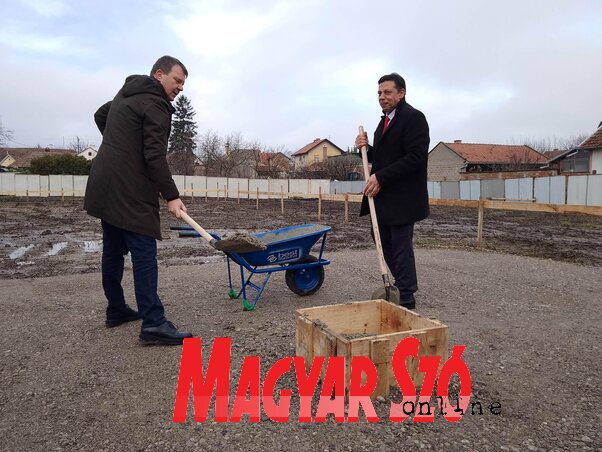 A tartományi kormány elnöke és Törökbecse község polgármestere elhelyezték az új fürdő alapkövét (Kancsár Izabella felvétele)