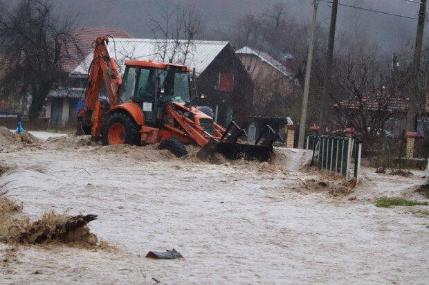 Hihetetlenül gyorsan emelkedik a víz szintje (Fotó: Tanjug)