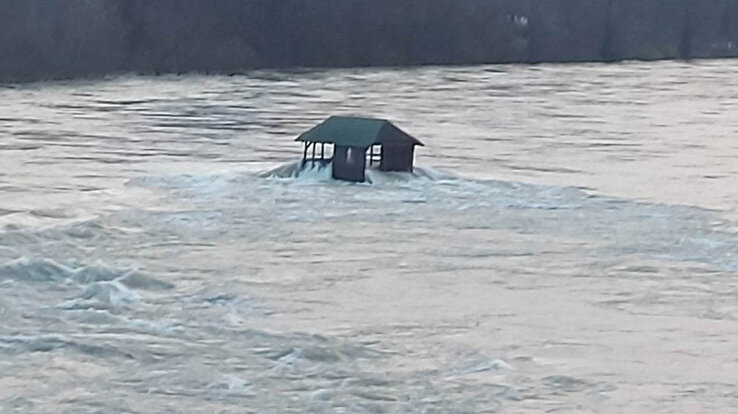 A Drina vize is megáradt, mossa a nevezetes sziklára épített házikót is Bajina Baštánál (Az N1 olvasójának felvétele) A Drina vize is megáradt, mossa a nevezetes sziklára épített házikót is Bajina Baštánál (Az N1 olvasójának felvétele)