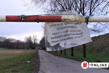 A Koplaló felől sorompóval zárta le a helyi közösség a szeméttelephez vezető utat, a Temető utca végét pedig kerítéssel határolták el, mert már a környező községek falvaiból is hozták át a s