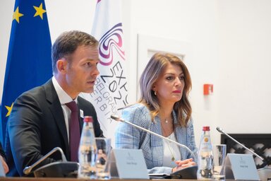 Siniša Mali pénzügyminiszter és Tatjana Matić, a Szerbiai Fejlesztési Alap igazgatója tavaly szeptemberben mutatta be a szerb pályázatot (A Pénzügyminisztérium felvétele)