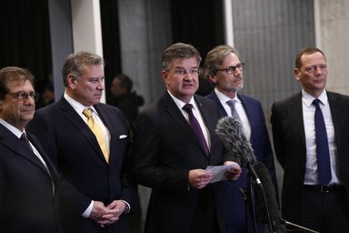 Az öttagú küldöttség azt hivatott szemléltetni, hogy a nemzetközi közösség a koszovói kérdés rendezésének az elkötelezettje (Fotó: Beta)