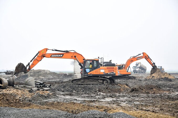 Stepanovicevo, 14.1.2023. - Predsednik Srbije Aleksandar Vucic, ambasadorka Kine u Srbiji Cen Bo, ministar gradjevinarstva, saobracaja i infastrukture Goran Vesic, predsednik Skupstine Vojvo