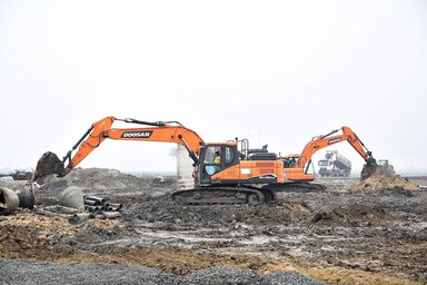 Stepanovicevo, 14.1.2023. - Predsednik Srbije Aleksandar Vucic, ambasadorka Kine u Srbiji Cen Bo, ministar gradjevinarstva, saobracaja i infastrukture Goran Vesic, predsednik Skupstine Vojvo