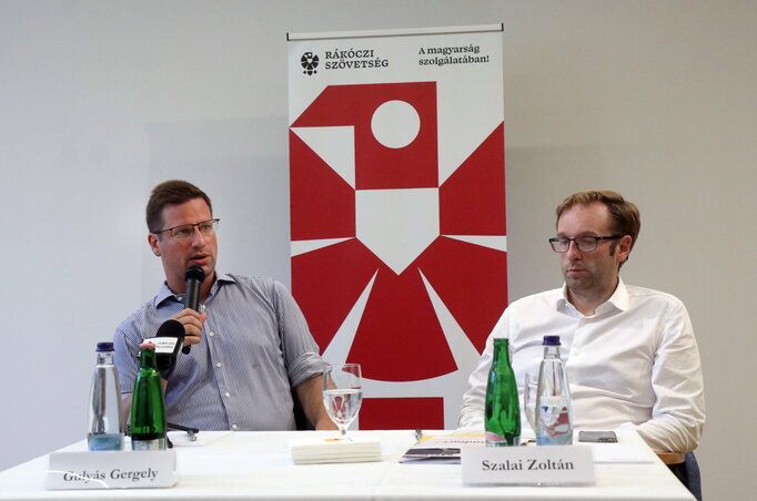 Gulyás Gergely és Szalai Zoltán moderátor Sátoraljaújhelyen, a Rákóczi Szabadegyetem Mérlegen az Ötödik Orbán-kormány első éve című kerekasztal-beszélgetésén (Fotó: MTI/Vajda János) Gulyás Gergely és Szalai Zoltán moderátor Sátoraljaújhelyen, a Rákóczi Szabadegyetem Mérlegen az Ötödik Orbán-kormány első éve című kerekasztal-beszélgetésén (Fotó: MTI/Vajda János)
