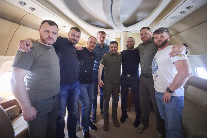 Csoportfotó a Törökországból Kijev felé tartó gépen: Ihor Klimenko belügyminiszter, Oleh Komenko, Denisz Sleha és Denisz Prokopenko, az Azovstal egykori védői, Volodimir Zelenskij államfő, S Csoportfotó a Törökországból Kijev felé tartó gépen: Ihor Klimenko belügyminiszter, Oleh Komenko, Denisz Sleha és Denisz Prokopenko, az Azovstal egykori védői, Volodimir Zelenskij államfő, S