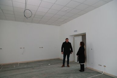 Dr. Vesna Tomin megbízott igazgató és Svetislav Vukmirica, a nagykikindai polgármester asszisztense megtekintik a munkálatokat (Fotó: Nagykikindai önkormányzat)