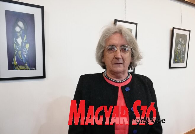 Silling N. Mária a képei előtt (Tóth Péter felvétele)