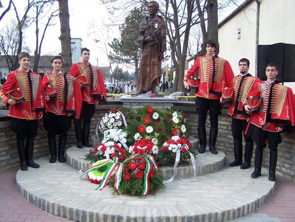 Az avató ünnepségen a becsei fiatalok álltak díszőrséget a szobornál (Archív fotó)