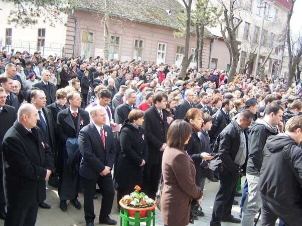 Közterületen annyi embert egy helyen addig sem és azóta sem láttak Óbecsén, mint a Petőfi-szobor avatáskor (Archív fotó)