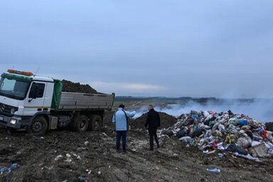 Tíz nap alatt tudták megfékezni a nyílt lángokat, de egy napra rá két új tűzfészek alakult ki (Temerini Kommunális Közvállalat)