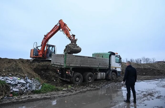 A jövőben még nagyobb hangsúlyt fektetnek a megelőzésre: azonnal földdel borítanak be minden érkező hulladékot(Temerini Kommunális Közvállalat)