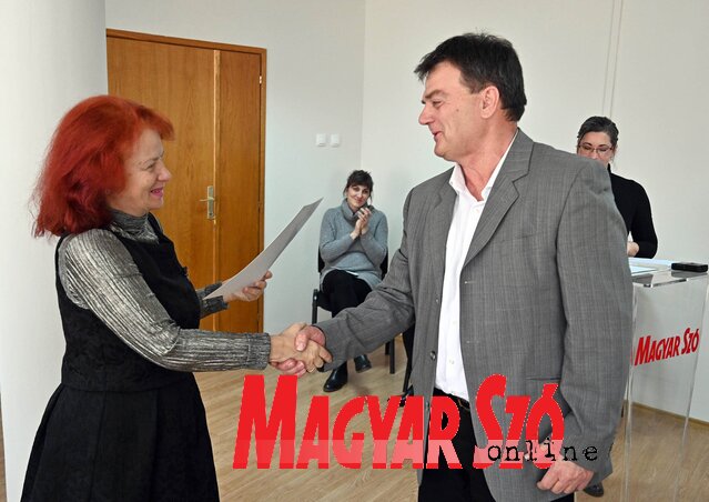 Varjú Márta, a Magyar Szó főszerkesztője átadja az újságírói díjat lapunk munkatársának (Fotó: Ótos András) Varjú Márta, a Magyar Szó főszerkesztője átadja az újságírói díjat lapunk munkatársának (Fotó: Ótos András)
