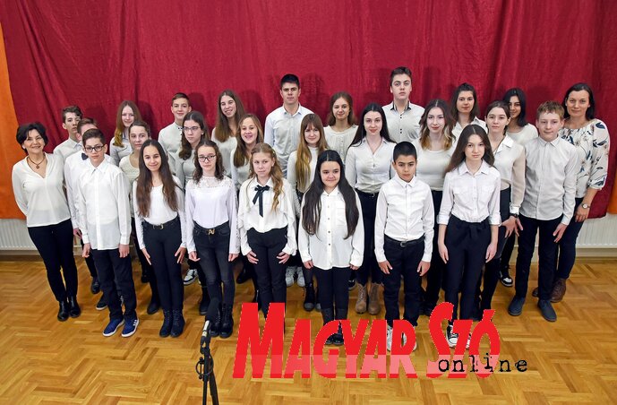 A zentai Thurzó Lajos Általános Iskola 25 tanulója képviselte Délvidéket a Himnusz közös szavalásán (Fotó: Gergely Árpád)